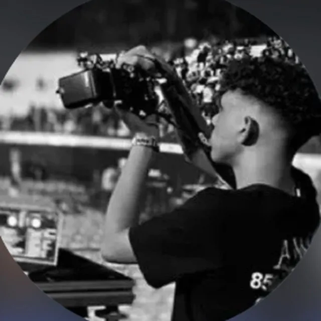 Foto de perfil en blanco y negro: fotógrafo sosteniendo una cámara